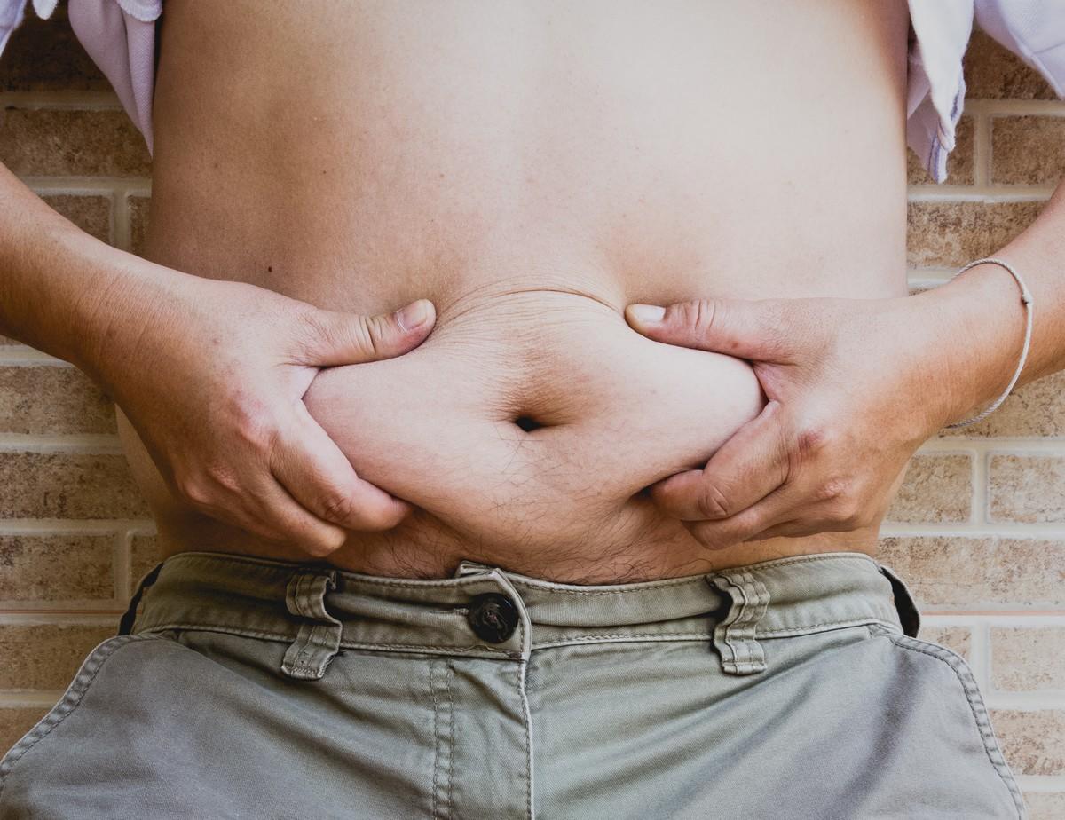 squeezing belly fat around belly button