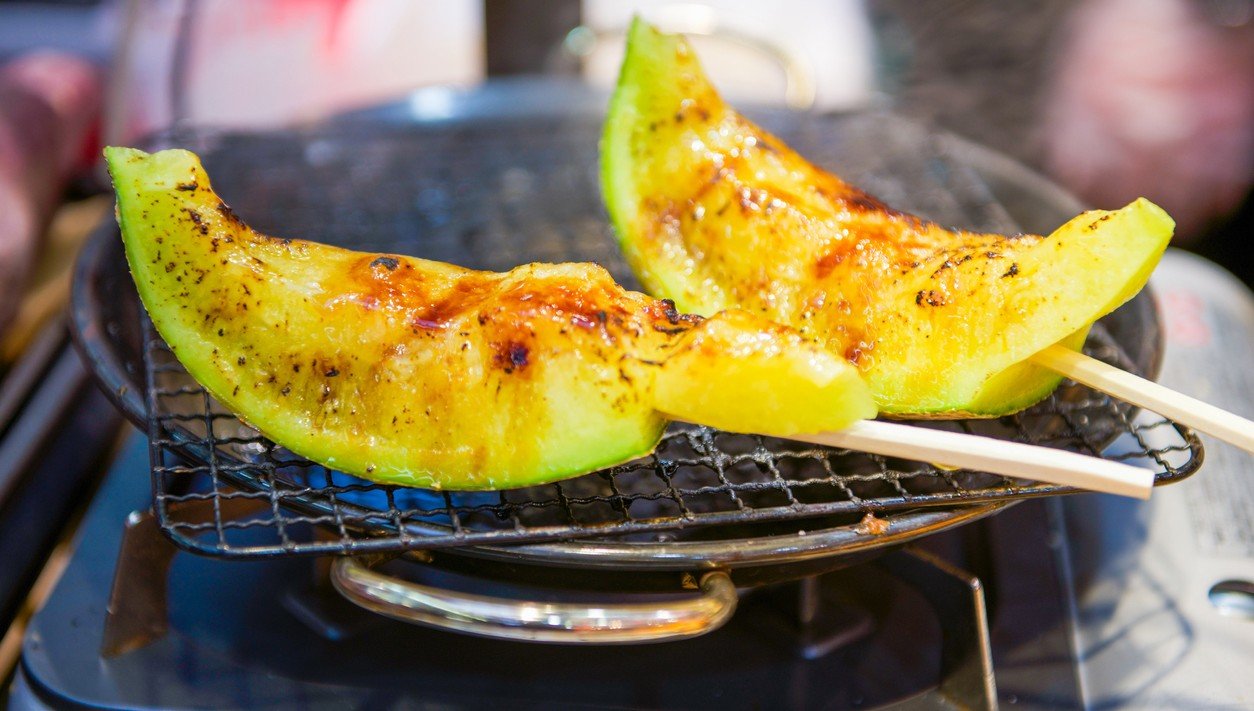 Melon grillé aux pignons de pin, thym et miel