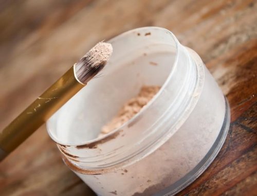 Fixer son maquillage avec de la poudre