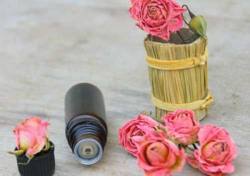 Appliquez des huiles essentielles antirides