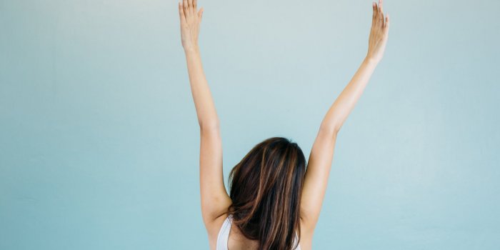 8 Ã©tirements faciles Ã  faire dans votre salon pour rester tonique