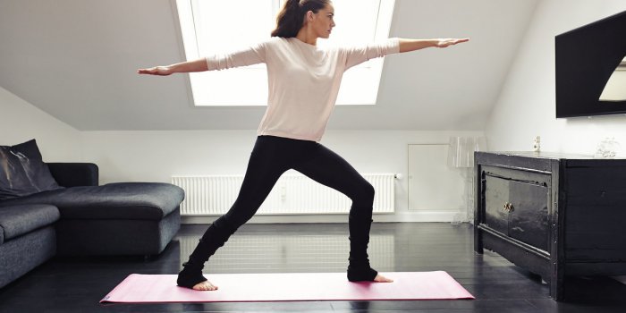 8 Ã©tirements faciles Ã  faire dans votre salon pour rester tonique