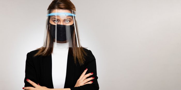 Visière de protection anti Covid-19 : tutoriel facile d'un médecin pour la fabriquer !