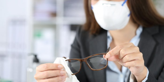 Covid-19 : comment porter mon masque si j'ai des lunettes ?