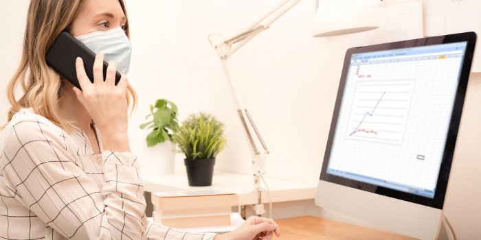 Téléphoner avec votre masque favorise la contamination