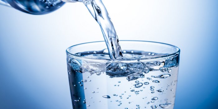 Les eaux en bouteille qui contiennent le plus de polluants