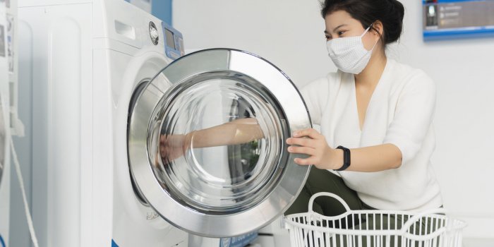 Nombre de lavages, température, repassage : comment laver les masques chirurgicaux ?