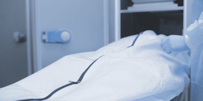 "Hold-up" : les 10 aberrations scientifiques de ce "documentaire" sur la Covid-19
