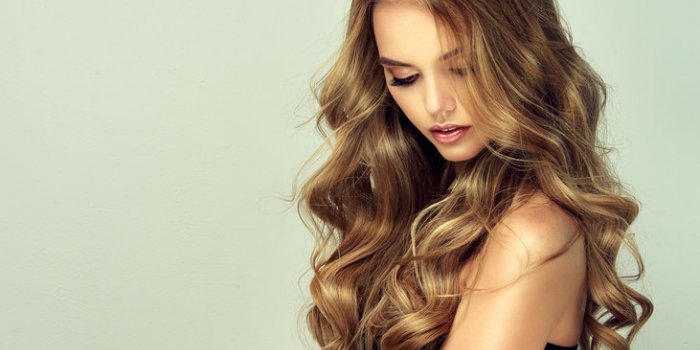 Cheveux : 10 coiffures pour paraÃ®tre plus mince 