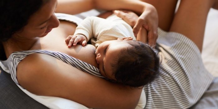 Allaitement : les 8 différentes positions pour allaiter votre bébé