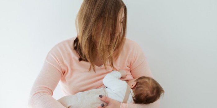 Allaitement : les 8 différentes positions pour allaiter votre bébé