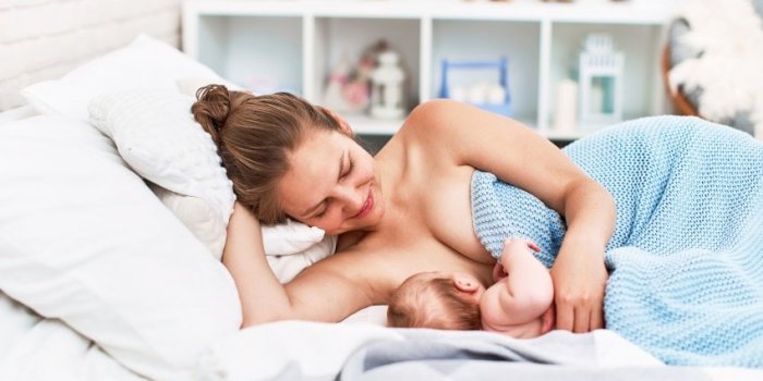 Allaitement : les 8 différentes positions pour allaiter votre bébé