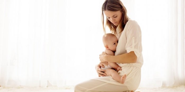Allaitement : les 8 différentes positions pour allaiter votre bébé