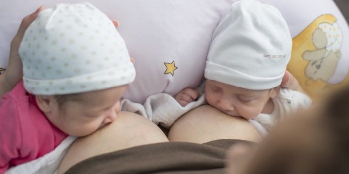 Allaitement : les 8 différentes positions pour allaiter votre bébé