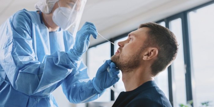 Covid : 6 conseils dâexperts pour lâÃ©viter cet hiver