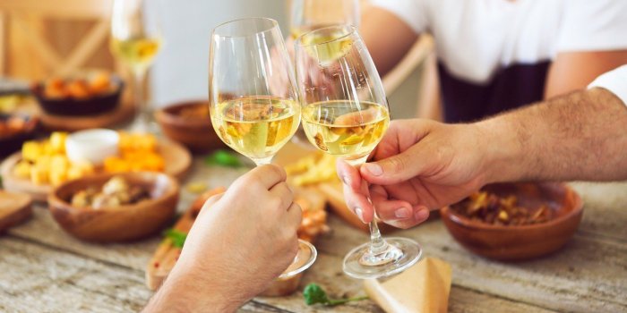 5 astuces pour Ã©viter que le vin rouge tache vos dents