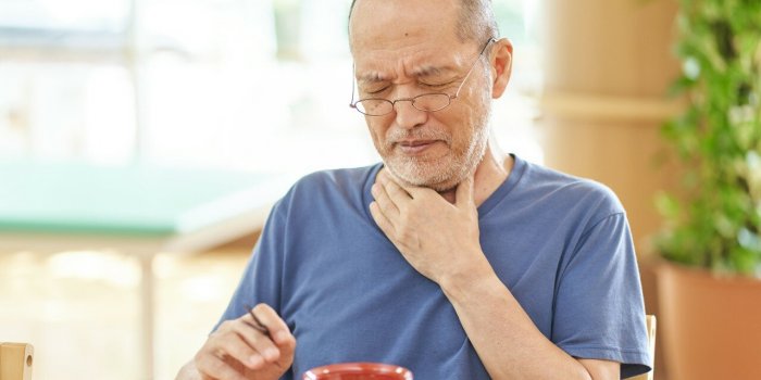 Cancer de lâÅsophage : les 5 symptÃ´mes qui apparaissent lorsque vous mangez