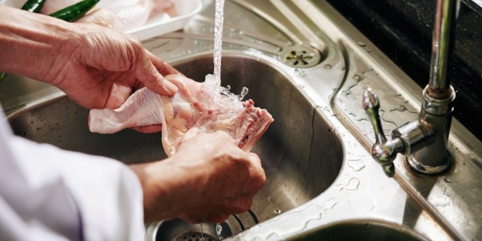 Ces 7 erreurs commises en cuisine sont dangereuses