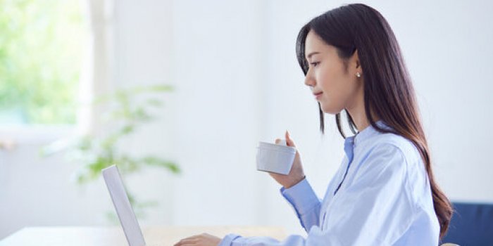 ãªãã³ã°ã§ãã½ã³ã³ãæä½ããå¥³æ§20ä»£ã®æ¥æ¬äººå¥³æ§ã®å¤ã®ã¤ã¡ã¼ã¸