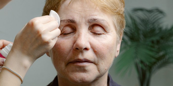 7 erreurs que vous faites avec vos sourcils qui vous font paraître plus âgée