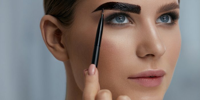 7 erreurs que vous faites avec vos sourcils qui vous font paraître plus âgée