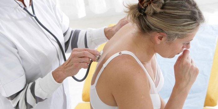Cancer du larynx : des experts alertent sur 7 signes avant-coureurs 