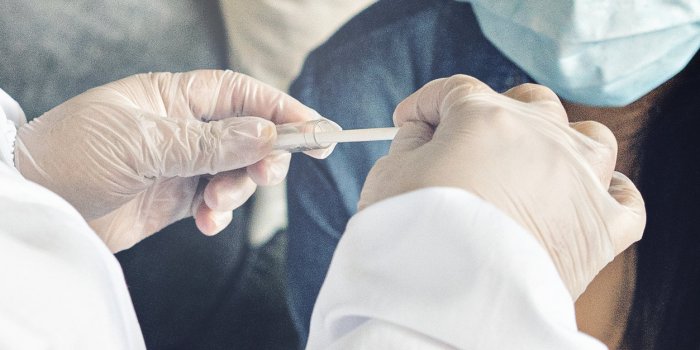 "Hold-up" : les 10 aberrations scientifiques de ce "documentaire" sur la Covid-19