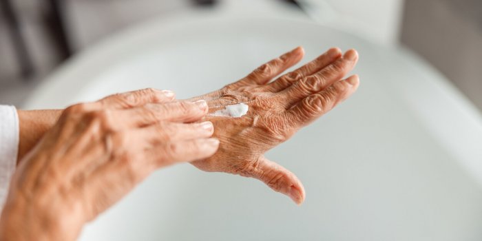 10 façons de prendre soin des mains, un des premiers signes de l'âge