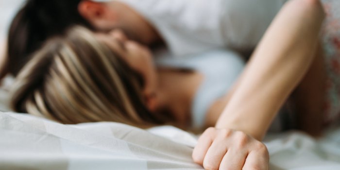 6 phrases pour le rendre fou au lit !
