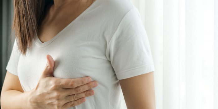 Ce que ces douleurs sous votre sein gauche peuvent rÃ©vÃ©ler