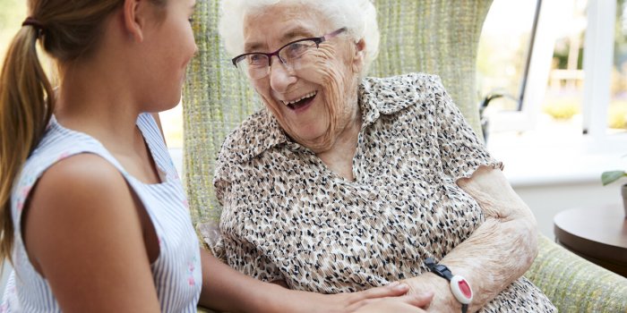 Seniors en été : 7 gestes simples pour garder le lien !