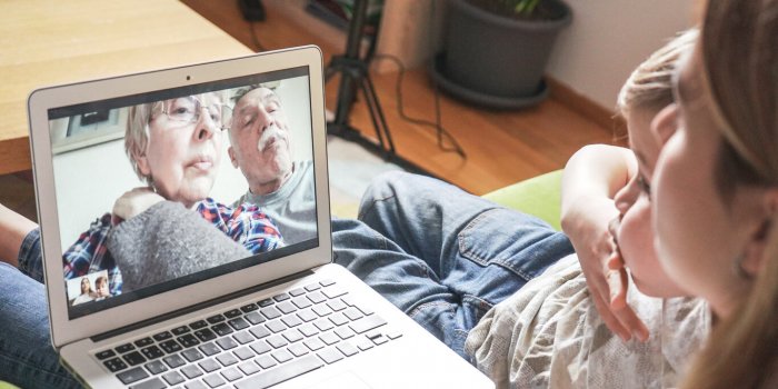 Seniors en été : 7 gestes simples pour garder le lien !