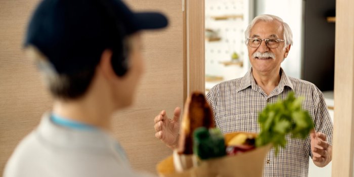 Seniors en été : 7 gestes simples pour garder le lien !