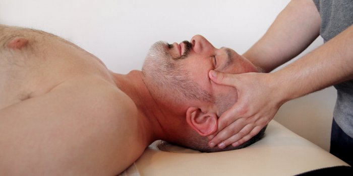 OstÃ©opathie crÃ¢nienne : voici oÃ¹ il faut appuyer sur la tÃªte pour soulager les Ã©motions