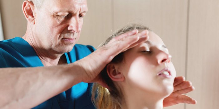 OstÃ©opathie crÃ¢nienne : voici oÃ¹ il faut appuyer sur la tÃªte pour soulager les Ã©motions