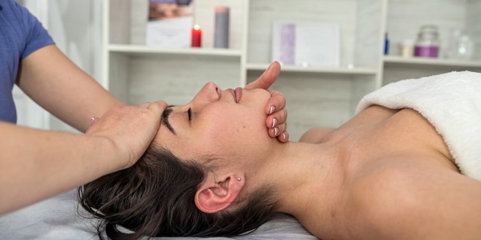 OstÃ©opathie crÃ¢nienne : voici oÃ¹ il faut appuyer sur la tÃªte pour soulager les Ã©motions