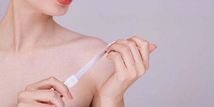 8 erreurs courantes qui abîment vos ongles