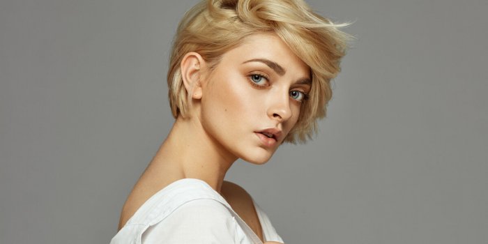 7 coupes de cheveux au carré qui donnent du pep's après 50 ans