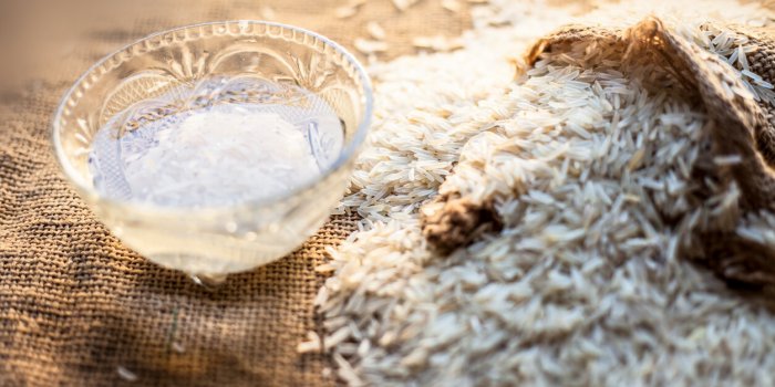 Peau, cheveux, transit... 7 bienfaits de l'eau de riz