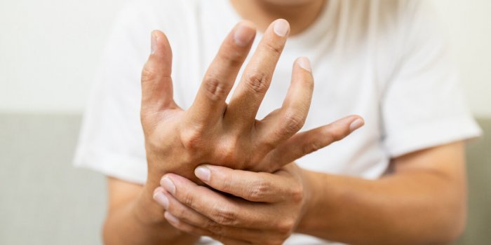 Ådème : 7 astuces contre les mains qui gonflent