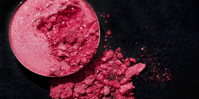 Comment réparer un blush ou une poudre teintée ?