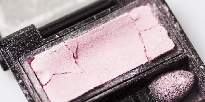 Comment réparer un fard à paupières ?