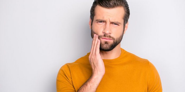Bruxisme : les signes que vous grincez des dents la nuit