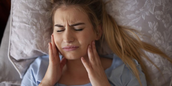 Bruxisme : les signes que vous grincez des dents la nuit
