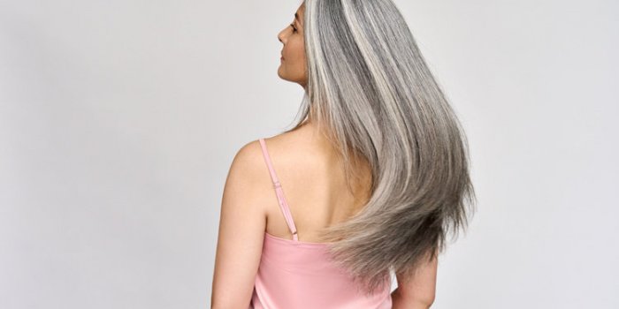 Cheveux gris : 5 astuces pour garder une belle chevelure poivre et sel cet été