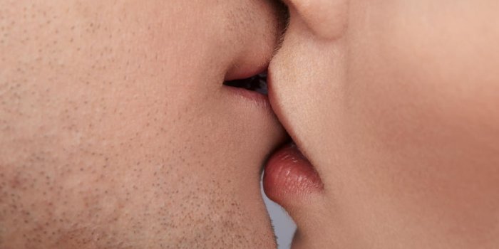 Un baiser à une lèvre