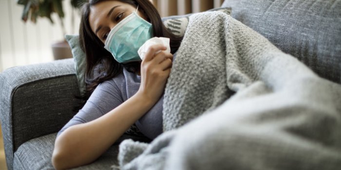 Variant covid : les symptômes spécifiques selon un infectiologue