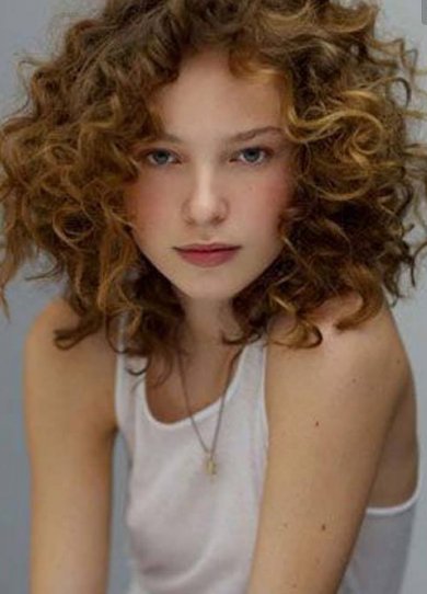 Coiffures visage rond : des boucles et du volume