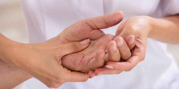 10 façons de prendre soin des mains, un des premiers signes de l'âge