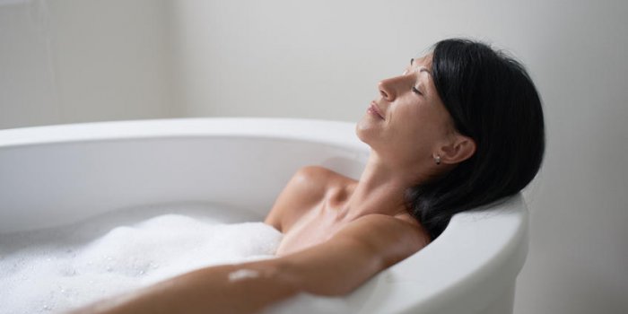 Refroidir la peau avec de lâeau froide